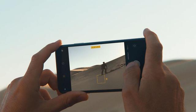 El iPhone Xs tiene una pantalla de 5,8 pulgadas (14,7 centímetros) con tecnología OLED, introducida en los modelos del año pasado y que incrementa el contraste y el brillo con respecto a las pantallas LCD.(Foto: Apple)