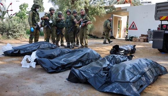 Los soldados israelíes se preparan para retirar los cuerpos de sus compatriotas, muertos durante un ataque de militantes palestinos. (Foto: AFP)
