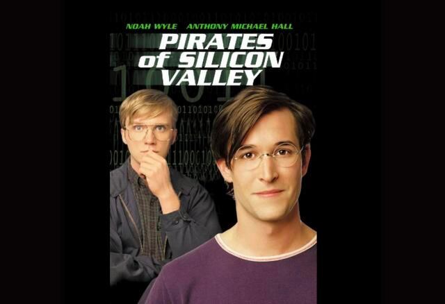 FOTO 3 | Los piratas de Silicon Valley (Pirates of Silicon Valley)
Esta cinta fue hecha para la televisión y salió en 1999. Cubre los primeros días del principal centro de tecnología de Estados Unidos y el levantamiento posterior de Bill Gates y Steve Jobs. Esta película, estilo documental, nos da una visión interesante de los fundadores de Microsoft y Apple.

¿Por qué verla? Los emprendedores todavía están buscando inspiración de estos dos icónicos “piratas”. Definitivamente aporta puntos importantes para aprender y tomar en cuenta.