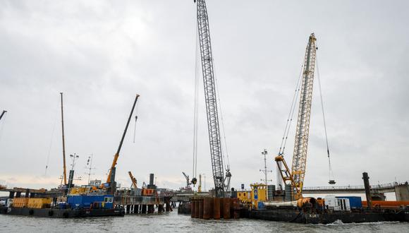 El sitio de construcción de la terminal de gas natural licuado (GNL) Uniper en Jade Bight en Wilhelmshaven, en la costa del Mar del Norte, noroeste de Alemania, se muestra el 29 de septiembre de 2022. (Foto de FOCKE STRANGMANN / AFP)