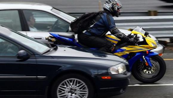 Prohíben llevar pasajeros hombres en motos en Bogotá.