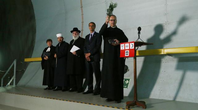 Entre los desafíos técnicos que tuvieron que superarse durante las obras hubo el problema de la temperatura, que podía llegar a 45 grados Celsius, lo que obligó a instalar un potente sistema de ventilación para poder garantizar las condiciones de trabajo.