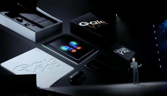 El Galaxy Fold tiene una pantalla de 4,6 pulgadas que al abrirse se convierte en un equipo con una pantalla de 7,3 pulgadas. (Foto: AFP)