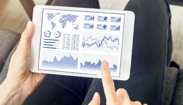 FOTO 16 | 16. Simulador de bolsa. Invertir en la bolsa no es una actividad reservada para expertos en economía y mercados, cualquier persona lo puede hacer. Sin embargo, es importante aprender cómo antes de iniciar. Atiende a las personas que buscan “perderle el miedo” y diversificar sus inversiones con una aplicación que les enseñe la manera correcta de hacerlo. Desarrolla una metodología sencilla de entender e impártela a través de un medio digital, como una página web o una app. Enseña a tus usuarios a invertir en CETES, fondos de inversión y acciones, entre otros.