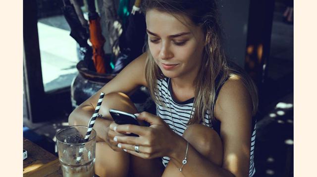 FOTO 4 | Evita comparate con los demás en las redes sociales, sabemos que resulta difícil no comparar los acontecimientos de nuestras vidas con las vivencias que publican tus amigos. Pero recuerda que las redes sociales suelen ser un resumen de los momentos destacados, y no representan la realidad. Cuanto menos te compares con los demás, más feliz podrás sentirte con tu propia vida.