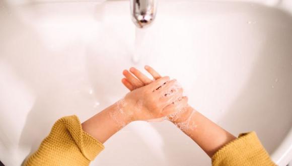Continúa siendo esencial el lavado de manos, para prevenir el COVID-19. (Foto: Getty).