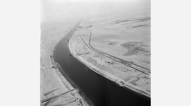 Finalmente la construcción del Canal de Suez, con un coste de US$ 100 millones, se inició oficialmente el 25 de abril de 1859, inaugurándose diez años después con la presencia de la emperatriz Eugenia de Montijo el 17 de noviembre de 1869. Casi inmediatam