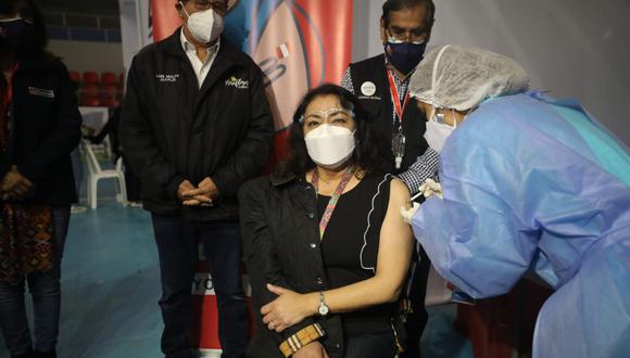 La presidenta del Consejo de Ministros, Violeta Bermúdez, recibió la primera dosis de la vacuna contra la COVID-19. Foto: Britanie Arroyo/@photo.gec