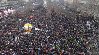 Nuevas protestas masivas en Francia desafían reforma de pensiones de Macron