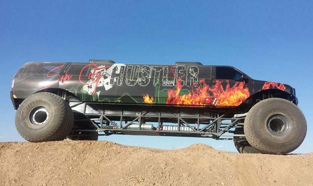 Foto 7 | El Sin City Hustler es el resultado de transformar un Monster Truck, que ya es un vehículo transformado. Creada por Big Toyz Racing (BTR), es un Ford Excursion que mide casi 10 metros de largo. Puede llevar hasta 13 personas y está preparada para