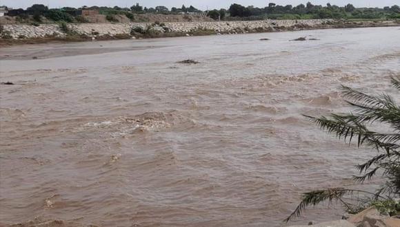 Residentes del centro poblado piden ayuda ante riesgo de desborde de río Reque, cuyo caudal aumentó debido a las lluvias. (Foto: Andina)