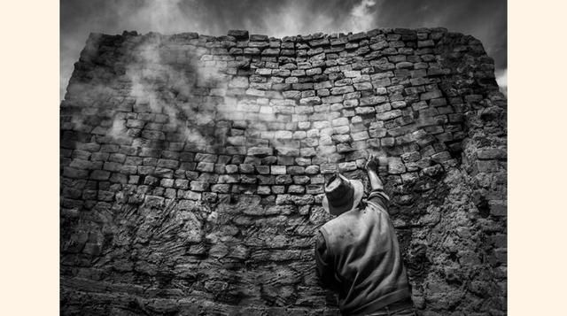 David Huamani es el peruano que ganó la categoría América Latina y el Caribe. La imagen es de un fabricante de ladrillos en Perú. (Foto: CGAP)