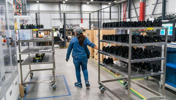Un trabajador mueve un carro con celdas solares terminadas en la planta de fabricación de Hanwha Q Cells en Dalton, Georgia, EE.UU., el jueves 6 de octubre de 2022. (Fuente: Bloomberg)