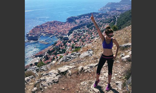 Foto 6 | Dónde: Dubrovnik, Croacia. Las hermanas Elma Beganovich y Amra Beganovich, influenciadores digitales superestrellas que han acumulado una audiencia de más de 2.3 millones de seguidores en las redes sociales, recomendaron que Dubrovnik está rodeada de muros de piedra macizos. Esta joya del Adriático es difícil de resistir. Con su encanto del viejo mundo, las calles de la ciudad están pavimentadas con piedra caliza que le da una sensación de frescura durante los calurosos días de verano. Sus casas y monumentos bien conservados van desde la iglesia barroca de San Blas hasta el renacentista Palacio Sponza y el gótico Rector’s Palace. Es una excursión de un día perfecto cuando la isla se ve a lo largo de la costa del Adriático. Tampoco querrá perderse las impresionantes fortalezas medievales, Lovrijenac y Bokar, que se elevan sobre Dubrovnik.