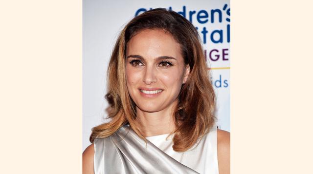Natalie Portman. Se graduó en el año 2003 como Psicóloga en la Universidad de Harvard. Para ella, la educación es más importante que su carrera en el cine.  Esto quedó demostrado cuándo en el 2008 declaró a la cadena Fox News “Prefiero ser inteligente que