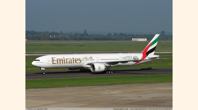 Boeing 777-300. Con su capacidad máxima para 550 pasajeros, es el segundo avión más grande del mundo y aunque es caso similar a los modelos 747-100 / -200, quema un tercio menos de combustible y sus costes de mantenimiento son un 40% inferiores. (Foto: fl