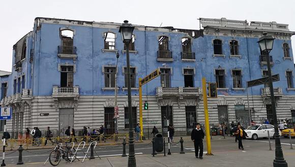 El Ministerio Público indicó que un inmueble de la plaza Dos de Mayo presenta riesgo de derrumbe ante cualquier sismo. (Twitter)