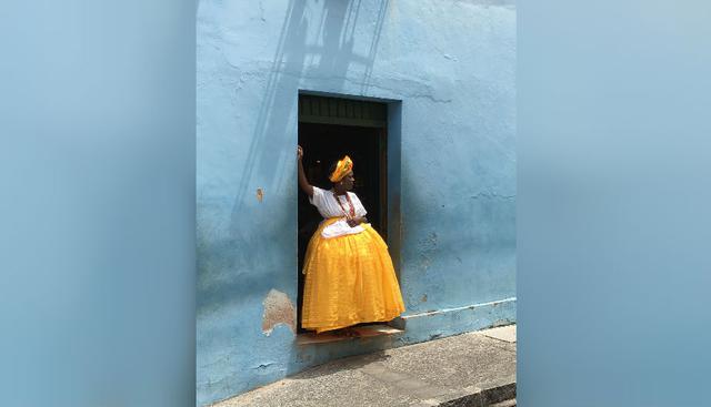 FOTO 2 | 'Bahiana en amarillo y azul'. Primer puesto en la categoría Fotógrafo del año. Imagen tomada con un iPhone 6S. (Foto: Alexandre Weber)