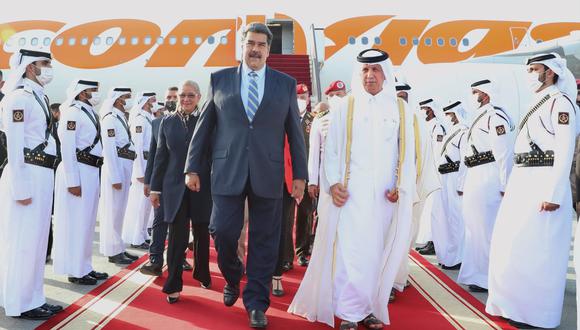 Nicolás Maduro fue recibido en el aeropuerto internacional de Doha por el ministro catarí de relaciones Exteriores, el sultán bin Saad Al Muraikhi. (Foto: Qatar News Agency).
