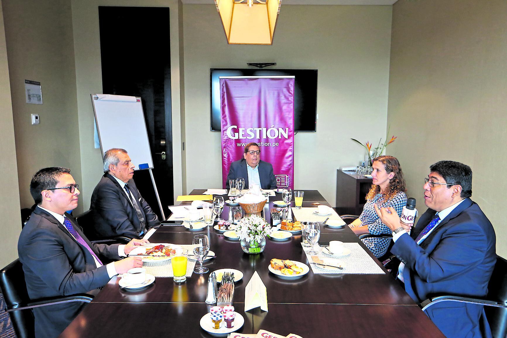 Mesa Redonda. Contó con la presencia de Macroconsult, SNI, LHH-DBM Perú y un abogado laboralista. (Foto: Manuel Melgar)