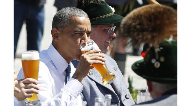 El presidente de Estados Unidos, Barack Obama, celebró con cerveza y salchichas décadas de amistad entre Estados Unidos y Alemania, y dijo que el país &quot;es la prueba de que los conflictos pueden terminar y los grandes progresos son posibles&quot;. (Fo