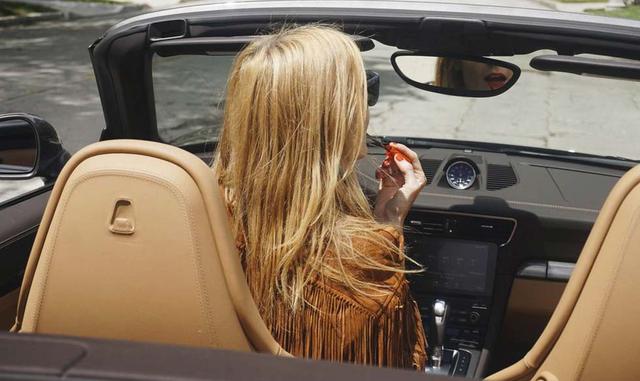 Lo que es más importante, parece más afable que otros miembros de su categoría: el sexy y veloz Audi R8 Spyder (US$ 175,100) y el bonito clásico Mercedes-Benz AMG S63 Cabriolet (US$ 176,400) Comparado a esos dos convertibles, que comunican su potencial au