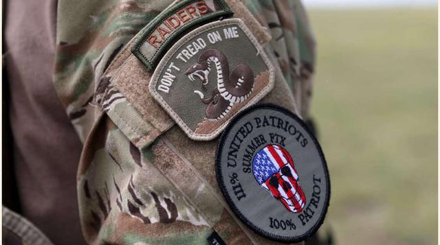 FOTO 2 | Muchos de quienes se definen como "patriotas" o milicianos llevan parches de los grupos a los que pertenecen durante los ejercicios.