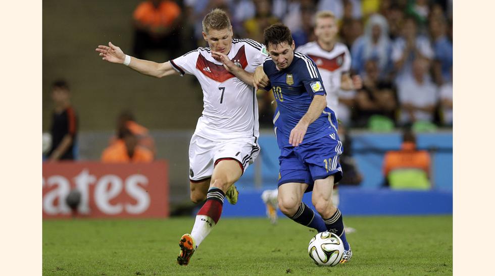 Alemán Bastian Schweinsteiger disputan el balón con Lionel Messi de Argentina(Foto: Reuters)