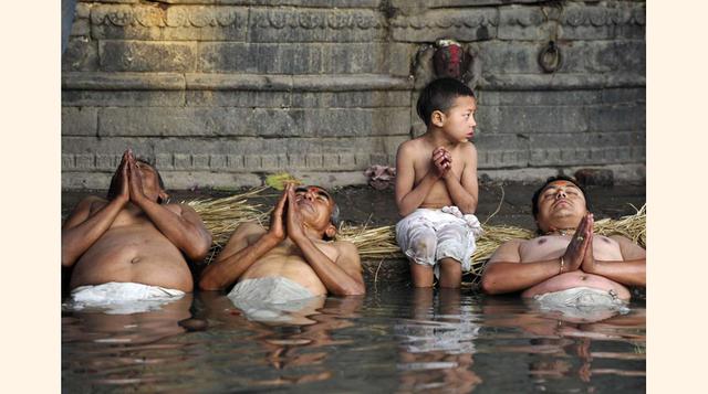 Katmandú, Nepal; Unos hindúes participan en un baño ritual el último día de la fiesta de Swasthani, de un mes de duración, en el río Hanumante, a las afueras de Katmandú, el 22 de febrero de 2016. Los creyentes conmemoran esta fiesta ayunando y, las mujer