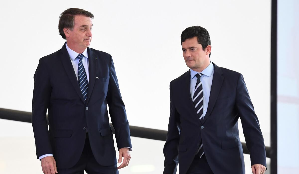 El presidente brasileño Jair Bolsonaro y su ahora exministro de Justicia y Seguridad Pública, Sergio Moro, cuando no habían aparecido las diferencias. (Foto: AFP)
