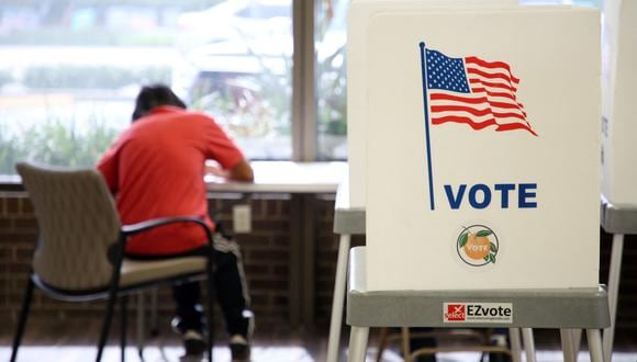 Un votante deposita su voto en la sede de la Supervisora ​​de Elecciones del Condado de Orange en vísperas de las elecciones intermedias de EE.UU., en Orlando, Florida, el 7 de noviembre de 2022. (Foto de Gregg Newton / AFP)