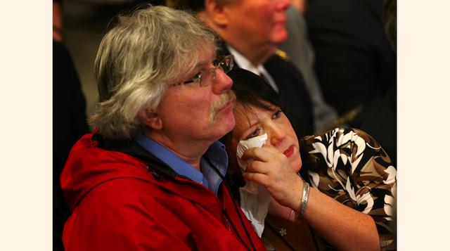 Los familiares y amigos de las víctimas de los atentados lloran mientras el presidente Obama pronuncia su discurso de inauguración.