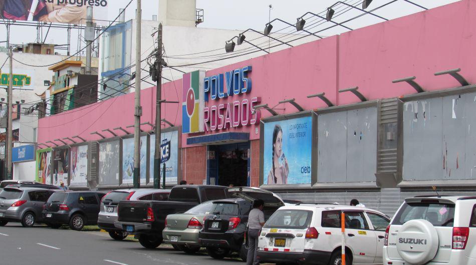 Polvos Rosados es uno de los primeros ejemplos de migración hacia un formato de centro comercial. Sigue trabajando para ver que mejoras se hacen.