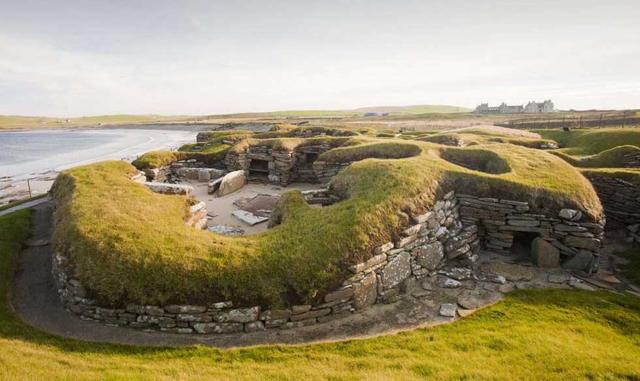 Skara Brae (Escocia). Este yacimiento prehistórico bien conservado, situado en las Islas Orcadas, corresponde a un asentamiento agrícola de más de cinco mil años y fue descubierto en 1850, gracias a la labor de una gran tormenta. Las excavaciones (y más t