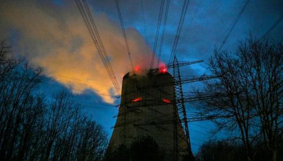 Una torre de refrigeración de la central nuclear de Emsland al oeste de Alemania (Foto: AFP)