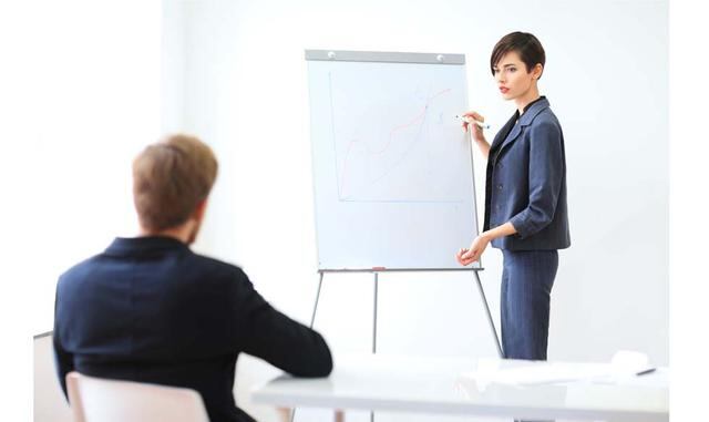 FOTO 9 | Sentado con la espalda recta. Es una manera de sentirse más relajado y también más confiado. Favorece en la percepción que los demás tienen de ti.