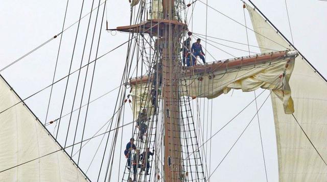 El buque puede tener una velocidad a motor de 12 nudos. En propulsión mixta de motor y vela la velocidad puede llegar a 6 nudos. El medio principal de propulsión será a vela, indicó la Marina (foto: Ministerio de Defensa).