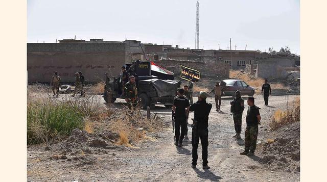 Soldados de las fuerzas especiales iraquíes inspeccionan un poblado recién arrebatado al ISIS a la espera de los zapadores. (foto:msn).