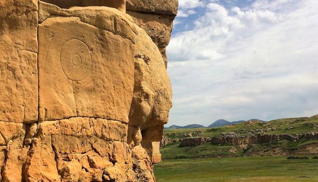 FOTO 24 | Escritura en piedra / Áísínai'pi, Canada. Ubicado en la frontera entre Canadá y los Estados Unidos, el valle del río Milk se caracteriza por una concentración de pilares o hoodoos. Los restos arqueológicos datan de 1800 a. C. hasta el inicio del período posterior al contacto. Este paisaje y sus tradiciones centenarias se considera sagrados para la gente de Blackfoot. Foto: unesco.org.