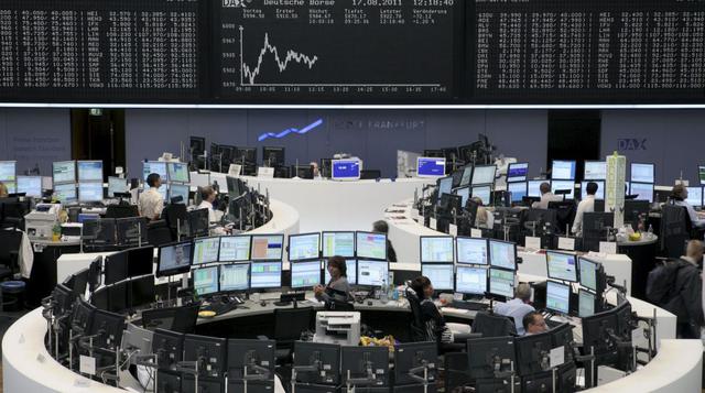 Las acciones en Europa subieron el miércoles tras recuperarse de pérdidas iniciales. El STOXX 600 se hundió hasta un 2.4% en la apertura, posteriormente el índice repuntó y ganó un 1.5%, su nivel de cierre más alto desde el 31 de octubre. (Foti:Bloomberg)