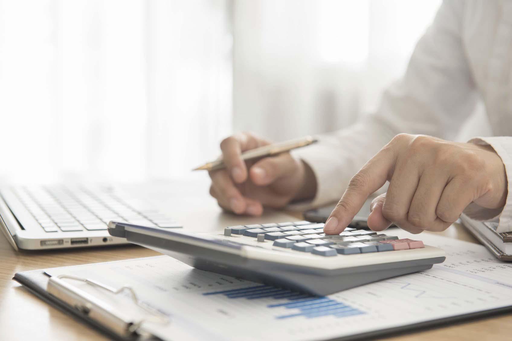 Foto 1 | SIGUE EL DINERO. En el ambiente económico de hoy día, no solamente puedes ahorrar para obtener el estatus de millonario.  El primer paso es enfocarse en aumentar  tus ganancias en incrementos y  repetir eso. Mi salario era de US$ 3,000 al mes, y nueve años más tarde era de US$ 20,000 al año.  Empieza a seguir al dinero y eso te obligará a controlar las ganancias y a ver oportunidades.(Foto: iStock)