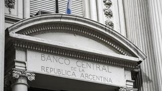 Banco central de Argentina sube tasa referencial a 40% y rediseña instrumentos financieros