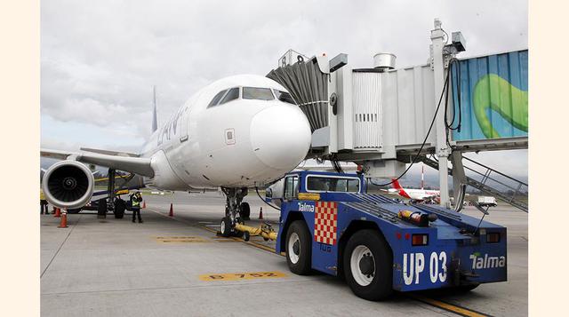 FOTO 3 | Talma también opera el acople o desacople del puente de embarque para pasajeros, aunque por el momento solo en Quito. Las naves al llegar al aeropuerto son remolcadas también por unidades de Talma.