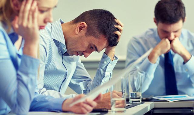 FOTO 9 | 9. No te enojas. No es que las personas emocionalmente inteligentes no se enojen, pero manejan mejor sus molestias para obtener el mejor resultado posible. A veces esto es simplemente mostrar que estas enojado, triste o frustrado. Ocultar tus emociones constantemente con una falsa actitud positiva no es genuino ni productivo. Las personas con buena IE emplean las emociones negativas y positivas en las situaciones correctas.