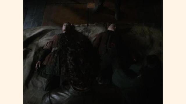 En la serie todos los Lannister excepto los de Desembarco del Rey están muertos. En los libros aún queda vivo uno de los sobrinos de Twyn.