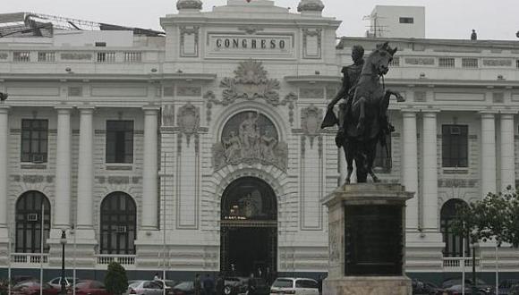 Los peruanos no pueden evitar recordar la última vez que el Congreso fue cerrado, en 1992, por el presidente Alberto Fujimori.