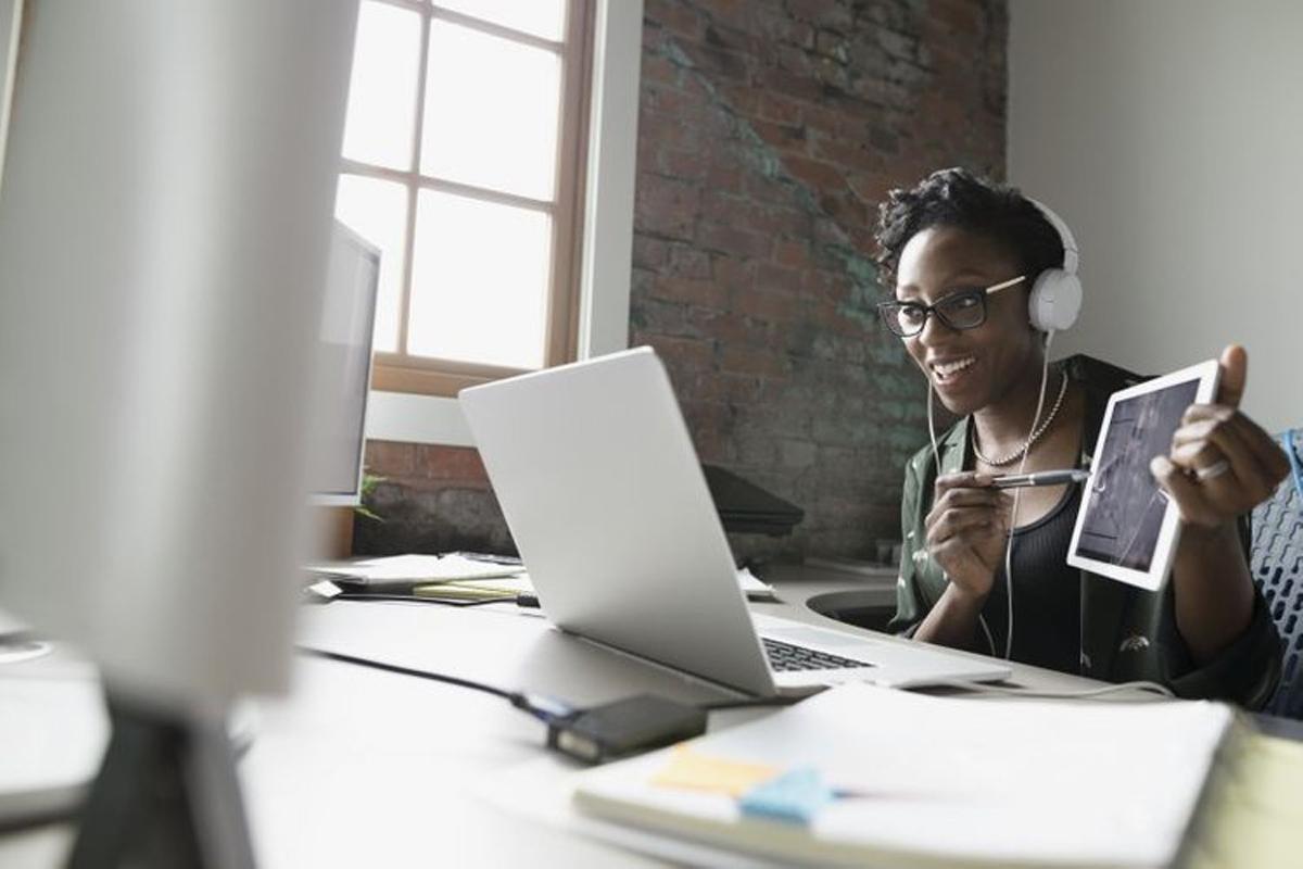 FOTO 1 | 1. Da clases en línea. Puedes vender tu experiencia creando cursos que sean específicamente para plataformas digitales. El trabajo requiere de una labor considerable de tu parte: grabar clases en video, crear un programa didáctico, escribir contenido y crear tareas. Sin embargo, una vez que el trabajo esté hecho, sólo tienes que subir tu curso (estudia el formato y algunos cursos exitosos para tener contexto) y cobra un porcentaje de las ventas de tus cursos. Los modelos de pago varían entre las diferentes plataformas en línea dependiendo de sus modelos de negocio, (por ejemplo hay unos modelos de suscripción mensual y otros de pago por clase), pero por lo general siempre obtienes un porcentaje de las ventas combinado con regalías calculadas por los minutos de video que fueron consumidos.

Empieza investigando cómo crear cursos en línea con los portales de aprendizaje más populares como Zeqr, Skillshare, Teachable, Yondo, lynda.com, Uscre en y Udemy. (Foto: Getty)