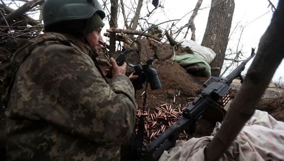 Un militar ucraniano asiste a su posición en la línea del frente con las tropas rusas cerca de Vugledar, región de Donetsk, el 27 de febrero de 2023. (Foto de Anatolii Stepanov / AFP)