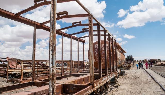 FOTO 11 | La razón por la que se han oxidado y erosionado tan rápido es debido a su entorno: la sal abundante aceleró el proceso de oxidación. Como el cementerio está ubicado cerca del salar, los vientos salinos afectan gravemente a los trenes: la sal acelera el proceso de oxidación. (Foto: Shutterstock)