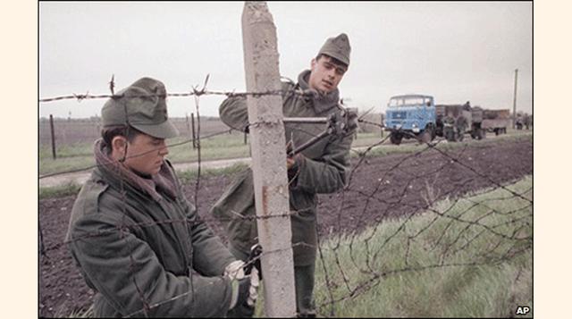 En mayo de 1989, Hungría abre su frontera con Austria, creando una primera brecha en la Cortina de Hierro que separa la Europa capitalista de la Europa comunista desde el fin de la Segunda Guerra Mundial. (Foto: AP)